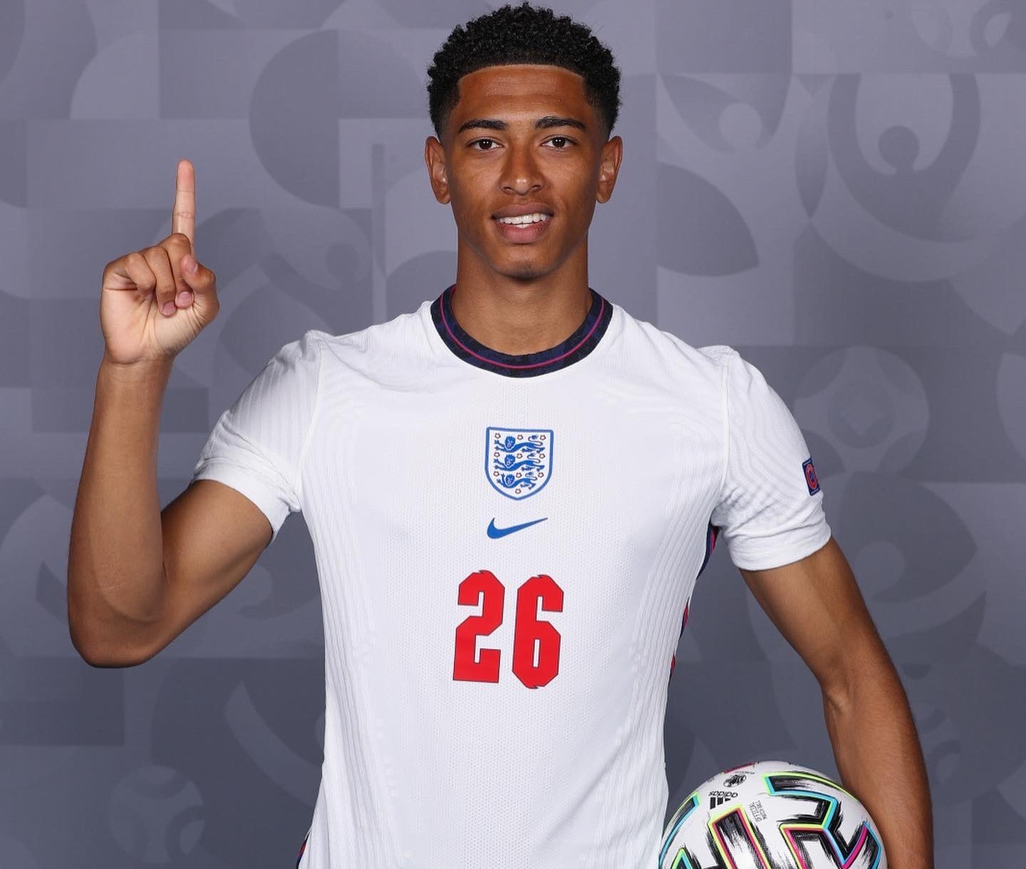 记者：本届世界杯将有半场球员和教练采访，赛前两天开发布会（记者称本届世界杯增设半场球员、教练采访，赛前两天举行新闻发布会）