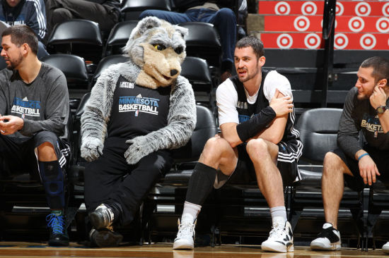 记者：邵佳一探班U22国足训练，与主帅安东尼奥相谈甚欢（记者：邵佳一探营U22国足训练，与主帅安东尼奥交流愉快）