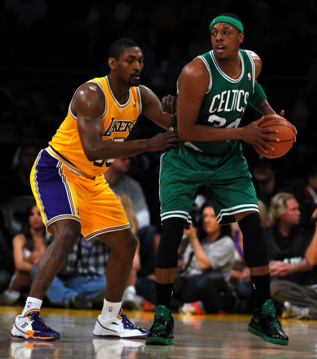 王楚钦香港机场疲惫不堪，高强度赛程下困意难掩（高强度征战后，王楚钦在香港机场难掩疲态）